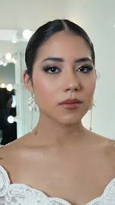 Piel de porcelana, ojos que hipnotizan y labios que cuentan una histor...