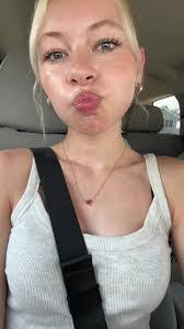 Nicole Peyton's Instagram, Twitter & Facebook