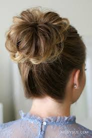 Schicke Hochsteckfrisur Fur Besondere Anlasse Dutt Frisur Einfach Und Schnell Selber Machen Dutt Frisuren Einfach Frisur Hochgesteckt Dutt Frisur Hochzeit