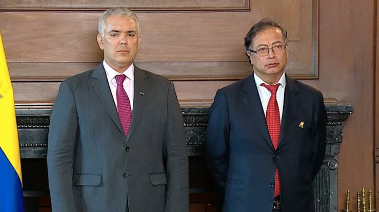 Petro, sin mencionar directamente al expresidente Duque, habría lanzado una  pulla: “Encerrado en Palacio uno termina tocando guitarra” - Semana