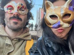 carnaval en Venecia! 🍝🇮🇹🤡 No nos subimos a la góndola, pero bailamos en  la plaza, comimos rico y vimos mucho arte. Que la próxima vez, sea para ir  al festival! 🙋🏻‍♀️🎬🙃