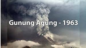 From a distance, the mountain appears to be perfectly conical. Dokumentasi Gunung Agung Meletus 1963 Youtube