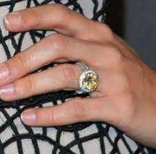 Carrie Underwood Offers A Close Up Of Her Engagement Ring On The People S Choice Red Carpet Carrie Underwood Engagement Ring Yellow Diamond Engagement Ring Carrie Underwood Wedding Ring