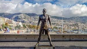 That ugly ronaldo statue looks like @kporzee pic.twitter.com/pwbzxsbqkv. Madeira Touristen Fassen Der Ronaldo Statue In Funchal An Den Penis