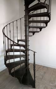 Châssis vitré toute hauteur, parties fixes sur les extrémités et ouvrant au centre. L Escalier Colimacon Acier Ou Fer Forge Moderne Et Authentique