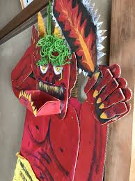 子供会の夏祭り用的当て赤鬼 割りピンで小さくなり ポージングがある程変えられます ダンボールで作りました かける所がなければ大きなダンボールに立てかけて使用することになりそう口はティシュの箱を利用口の所にあらかじめ 透明テープを貼り 同じように顔に接する