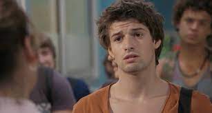 En ce moment, vous pouvez regarder plus belle la vie en streaming sur amazon prime video ou gratuit avec publicités sur france tv. Plus Belle La Vie Francesco En Garde A Vue Cesar Debarque Au Lycee Scotto Le Resume De L Episode Du 10 Juin 2020 Video