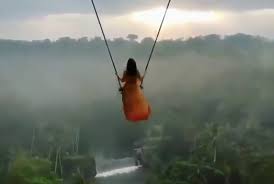 Mulher se balança a centenas de metros de altura na Indonésia ...