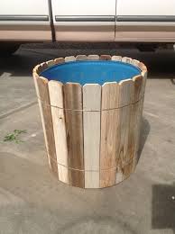 Mein Mann Aus Einem Grossen Plastikfass Diy Alten Zaun Geklebt Und Verdrahtet In 2020 Wasserfass Garten Pflanzenkubel Fur Den Garten Alte Zaune