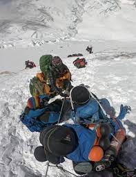 Von insgesamt mehr als 300 sei noch etwa die hälfte dort, heißt es vom nepalesischen tourismusministerium. Mount Everest Schmelzender Schnee Legt Leichen Frei Stern De
