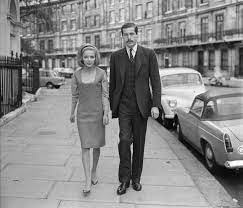 The widow of lord lucan died from a cocktail of drink and drugs after diagnosing herself with parkinson's disease, an inquest was told. Liebe Wahnsinn Und Ein Erschlagenes Kindermadchen Die Lady Und Das Biest Stern De