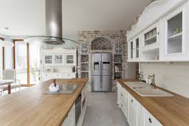 En realidad, el blanco en la cocina nunca ha caído en desuso. Cocina Clasica Con Encimera De Madera Fotos Para Que Te Inspires 3presupuestos