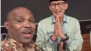 Blusukan ke Pedalaman, "Gladiator Papua" Maximus Tipagau Bagi-Bagi Berkat  Untuk Para Pendeta