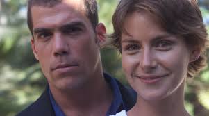 La historia real de un joven que comete un atraco y es cercado por la policía en pleno centro de santiago. Especiales Emol Teleseries Chilenas