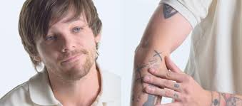 Jedni pochwalili patriotyczne tatuaże, inni stwierdzili, że są okropne. Louis Tomlinson Tlumaczy Swoje Tatuaze Najgorszy Pingwin Na Tylku Musze Z Tym Zyc Eska Pl