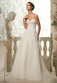 Un romantico abito bianco dalla linea scivolata per la sposa, e una serie di proposte dai toni vivaci e dalle fantasie primaverili per le invitate per la collezione. Abiti Da Sposa Designer