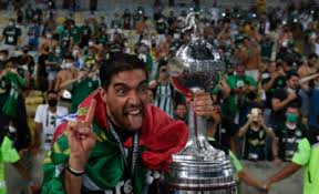 A sua carreira de futebolista foi interrompida por uma lesão, e assim aos 30 anos começou. Mirko Jozic Moopio Com