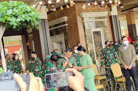 Drilis pada 2008, lagu ini disertakan dalam album studio dm g c mahligai cinta yang sejati ku rasa aku cinta mati dm e am wanita hanya seorang pelacur ku temukan di sudut malam dm e ku lihat dia. Hakim Nova Ke Aprilio Manganang Jangan Menangis Laki Laki Sekarang Toh Okezone Nasional