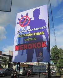 Banyak hal justru perlu disampaikan melalui komunikasi efektif dengan menggunakan bahasa sederhana yang dikenal khalayak luas. Baliho Pengertian Ciri Fungsi Manfaat Contoh
