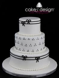 Toute votre d�co de mariage sur les th�mes tendance sur notre site ou en magasin vous cr�erez une belle ambiance d�licate et chic, le blanc �voquant la puret� des sentiments et l'or la touche qui �voque le luxe. Gateau De Mariage Blanc Et Noir Cakes Design