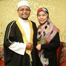 Ustazah norhafizah musa mendapat pendidikan di peringkat sarjana muda di universiti of yarmouk, jordan dalam bidang sastera bahasa arab dan pengajian islam. Biodata Ustazah Norhafizah Musa Fatehteam