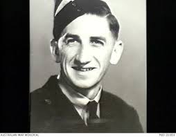 428859 PHILIP SINGLETON LINDSAY, ROYAL AUSTRALIAN AIR FORCE. (PHOTOGRAPH  LENT BY PHILIP S. ...