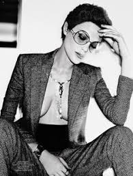 Elsa peretti, a true pioneer of design, translates all she sees in the natural world into jewelry that is sculptural, organic and irresistibly sensual. Elsa Peretti