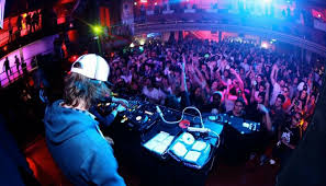 Bcn ferme ses boîtes (de nuit) les quatre boîtes de nuits emblématiques, situées en front de mer de barcelone dans le quartier de ciutat vella pourraient. Rencontre Des Francais Et Anglais A Barcelona Sortie En Boite De Nuit Posts Facebook