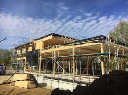 Les parois, à base de panneaux montés sur ossature bois, sont creuses, ce qui permet d'y insérer un isolant thermique qui donne au bâtiment un excellent comportement thermique. Construction Maison Ossature Bois En Alsace Chemi Nette Sarl