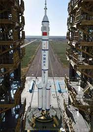 他們未來三十日將在這裡展開多項太空實驗。 神舟十一號五次變換軌道後，在距離地面393公里的軌道上，靠近太空實驗室天宮二號，當時剛剛在中國上空。 雙方距離餘下30米時，神舟十一號經過對接前 最後一個停泊點。 一切狀態正常。 6park Com ç¥žèˆŸåäºŒå·é£žèˆ¹åŠé…å¥—é•¿2fç«ç®­åˆ†æ‰¹å®‰å…¨è¿æŠµé…'æ³‰ä¸­å¿ƒ