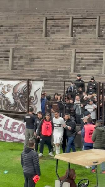 Nacho Vázquez, capitán de Platense, se quiso pelear con un hincha del  Calamar que había insultado al equipo tras la derrota 0-4 contra Talleres.  No lo podían parar. Terrible. 😱