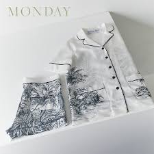 ランジェリーと 部屋着と私 闘う女 c子の5日間 ハードに働く 2021 レースのランジェリー 纏う カシミア