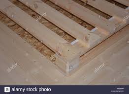 Podest bett fantastisch stauraumbetten 140×200 interessant diy bett. Rost Lattenrost Holz Palette Europalette Bett Unterbau Podest Nagel Nagel Latte Schutzstahlblech Holzplatte Brett Latte Bett Holzbett Schlafen Stockfotografie Alamy