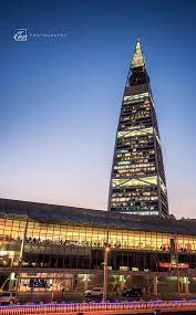 برج الفيصلية من الابراج الجميلة بطول 267م افتتح في مايو 2000 استلهم fosterpartners city wallpaper saudi arabia city