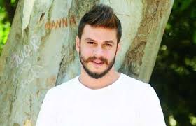 Ένα ξεχωριστό μουσικό ταξίδι στο παρελθόν με οδηγό τα τραγούδια που ερμήνευσε o αξέχαστος τραγουδιστής. Lewnidas Kalfagiannhs To Partali O Erwtas Kai H Anagnwrisimothta