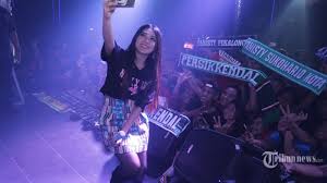 This musik dangdut koplo application operates on an android system that is specifically for you lovers of dangdut songs. Dari Dangdut Koplo Bisa Tenar Ini Sejarahnya Musik Dengan Lirik Galau Mengundang Goyang Tribunnews Com Mobile