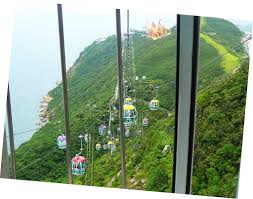 海洋公園登山纜車救援徑（下稱救援徑）位於香港 香港島 南朗山東面 ，是香港海洋公園（下稱海洋公園）根據地契條款興建作維修登山纜車及相關設施之用的山徑，並同時用作緊急救援通道 。 救援徑一般供技術及救援人員使用 。 救援徑由樓梯級路段與平路組成，全長約1200米 ，全徑由. æµ·æ´‹å…¬å›­ç¼†è½¦4 Lei Xing Flickr