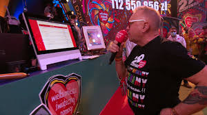 Dostaje od wolontariusza czerwone serduszko. Aukcje Wosp 2021 Za Ile Kupiono Najdrozsze Zlote Serduszko Tvn24