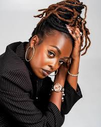 I do believe that there is something very magical🧚‍♀️that can happen when  you read a good 📖🌼 #bookreader 📸@david.mali