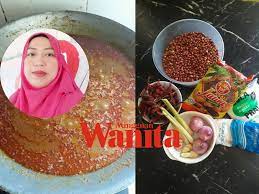 250 gram daging sapi, 1 buah kelapa, 250 gram kacang tanah, 250 gram gula merah, 10 lembar daun jeruk, 3 lembar daun salam, 1 batang serai, 1 bungkus kecil asam jawa, secukupnya lengkus, secukupnya jahe, secukupnya kecap manis (untuk warna kuah lebih gelap). Wanita Ini Kongsi Resipi Kuah Kacang Arwah Mak Yang Kawan Puji Sedap Siap Pujuk Jual Mingguan Wanita