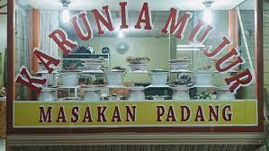 Sejak kuliah, aku memilih indekos di dekat kampus dengan alasan jarak rumahku yang terlalu. Rumah Makan Karunia Mujur Padang Restaurant
