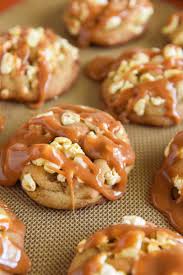 Caramel Popcorn Cookies Sweet Buttery Cookies Filled With Popcorn And Topped With Chewy Caramel Popcorn Cookies C Recettes De Cuisine Recette Idee Recette