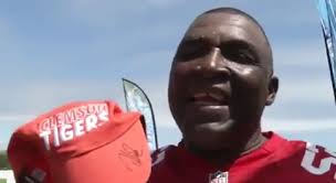 WATCH: Darius Rucker won't sign Clemson hat