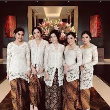 Mulai dari bagian luar sampai dalamnya. 13 Inspirasi Seragaman Keluarga Untuk Pernikahan Dari Bahan Brokat