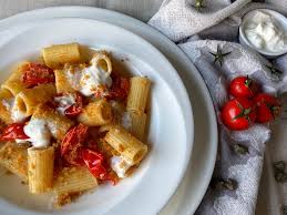 Si tratta di un primo piatto semplicissimo da preparare e perfetto da preparare per l'estate grazie al mix fresco dei sapori. Pasta Con Pomodori Confit E Stracciatella Cucina Svago