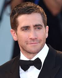 Born into the gyllenhaal family, he is the son of director stephen gyllenh. Men S Hairstyles 2021 Every Guy Should Learn These 5 Jake Gyllenhaal S Short Haircuts Lastminutestylist