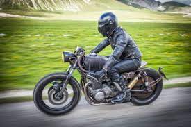 Wer ohne oder mit einer ungeeigneten kopfbedeckung erwischt wird, muss mit einem verwarngeld rechnen. Helmpflicht In Deutschland Fahrrad Motorrad E Bike Etc