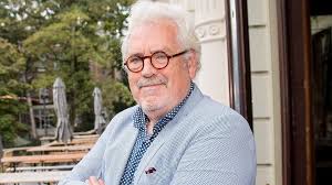 Ernst daniel smid opent op zondag 7 april om 19:30 uur het opera viva festival in woerden om zijn passie voor muziek te delen en verhalen te vertellen over ernst daniël smid en zijn dochter coosje gaan binnenkort samen het theater in om warme herinneringen te delen aan nederlandstalige muziek. Operazanger Ernst Daniel Smid Heeft Parkinson