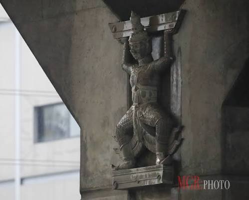 ตำนาน”ยักษ์แบกเสา” บนถนนวิภาวดีรังสิต  หลายคนที่สัญจรไปมาบนถนนวิภาวดีคงจะต้องเคยสังเกตเห็นบางอย่างของ เสาโทลเวย์  ที่แตกต่างไปจากเสาอื่น ซึ่งมีเสาอยู่ 2 ต้น ที่มีรูปปั้นยักษ์ ท่าทางเหมือนกำลังยืนแบกเสาอยู่ บางคนอาจจะเคยรู้ที่มาของเสาแปลกๆ 2  ต้นนี้มาบาง ...