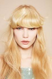 Tra i migliori tagli di capelli con frangia della stagione spiccano quelli con frangetta scalata e sfilata stile anni '70 di art hair studios, . Tipi Di Frangia A Chi Sta Bene Toni Guy Blog